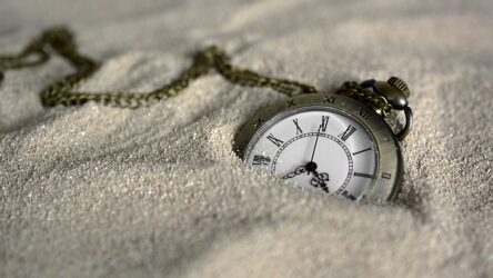 Timekeepers of the Past: Exploring the Allure and History of Antique Clocks